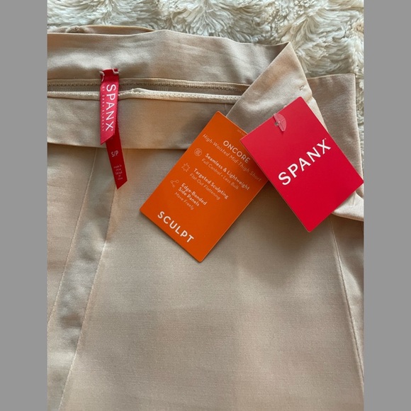 Spanx Oncore High-Waisted Mid-Thigh Short *NWT* - Picture 4 of 8